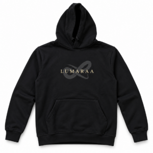 Schwarzer LUMARAA Hoodie vor wei&szlig;em Hintergrund
