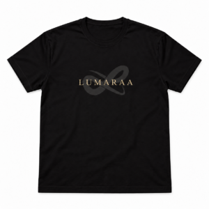 Schwarzes LUMARAA-T-Shirt ohne Nackenetikett